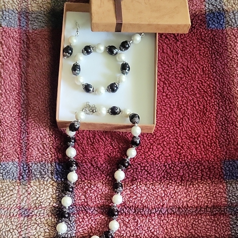Elegant Black and White Jewelry Set